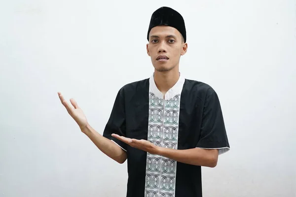 Asiatique Musulman Mas Pointant Quelque Chose Sur Son Côté Avec — Photo
