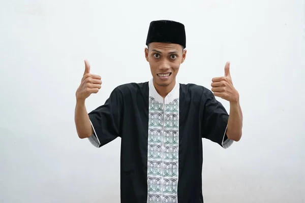 Sukses Muslim Pria Bahagia Berteriak Dan Menunjukkan Kemenangan Gerakan Atas — Stok Foto