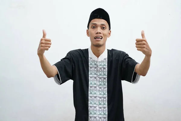 Sukses Muslim Pria Bahagia Berteriak Dan Menunjukkan Kemenangan Gerakan Atas — Stok Foto