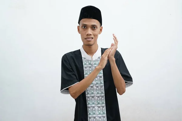 笑顔アジアのイスラム教徒の男が手で拍手し 白い背景に隔離されたカメラを見て — ストック写真