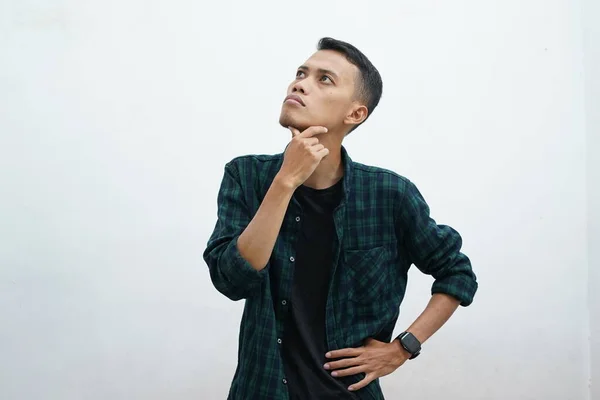 Porträt Eines Denkenden Jungen Asiatischen Mannes Lässiger Kleidung Der Isoliert — Stockfoto