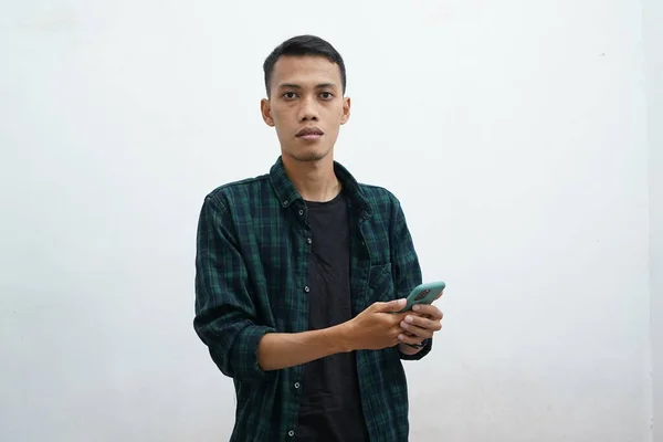 Asyalı Adamın Portresi Internette Akıllı Telefondan Beyaz Fotoğraf Stüdyosunun Arka — Stok fotoğraf