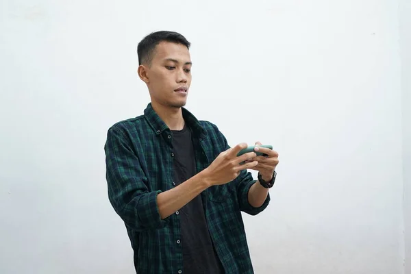 Retrato Del Hombre Asiático Navegando Por Internet Teléfono Inteligente Sobre —  Fotos de Stock