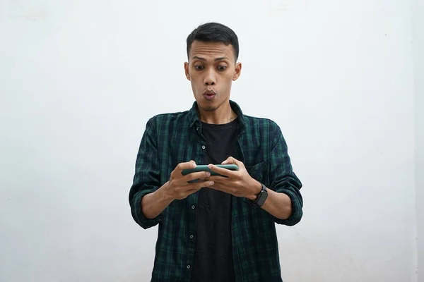 Pria Asia Menggunakan Smartphone Dia Melihat Telepon Dan Terlihat Sangat — Stok Foto