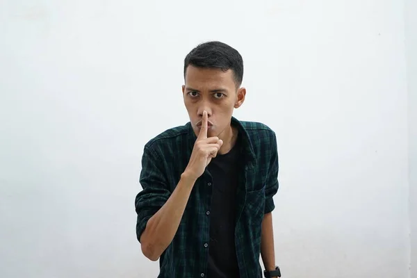 Ein Seriöser Asiatischer Mann Dunkelgrüner Freizeitkleidung Hält Den Finger Den — Stockfoto