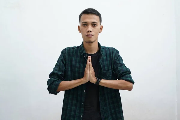 Asiatisk Ung Man Bär Mörkgrön Casual Klädsel Med Hälsning Och — Stockfoto