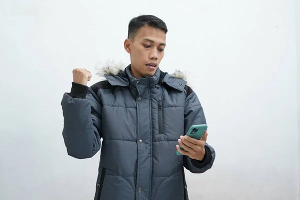 Pria Asia Mengenakan Jaket Musim Dingin Dan Memegang Smartphone Ekspresi — Stok Foto