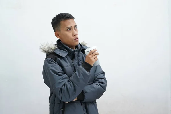 Pria Asia Mengenakan Jaket Musim Dingin Dan Memegang Kopi Atas — Stok Foto
