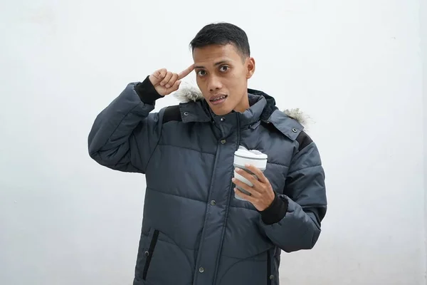 Ασιάτης Που Φοράει Χειμωνιάτικο Μπουφάν Και Κρατάει Καφέ Απομονωμένο Λευκό — Φωτογραφία Αρχείου