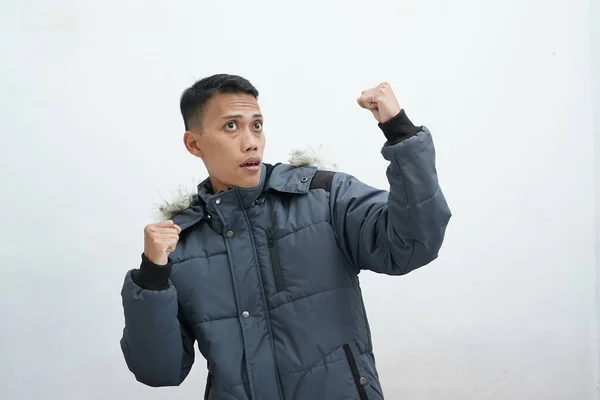 Hombre Asiático Con Chaqueta Invierno Sobre Fondo Blanco Aislado Celebrando — Foto de Stock