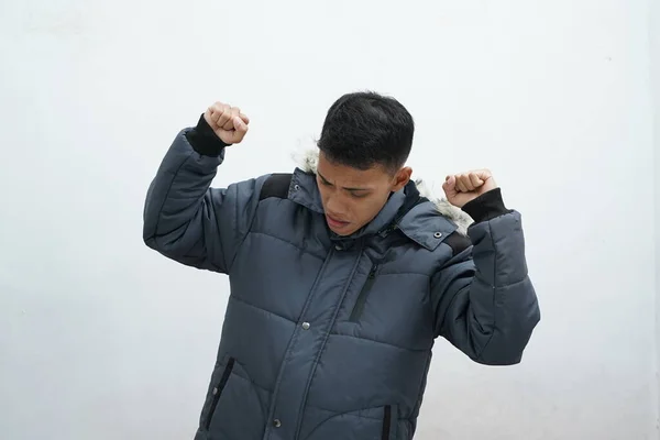 Pria Asia Memakai Jaket Musim Dingin Atas Latar Belakang Putih — Stok Foto