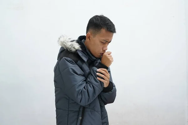 亚洲人穿着冬季夹克 背景是孤立的白色 病人咳嗽 — 图库照片