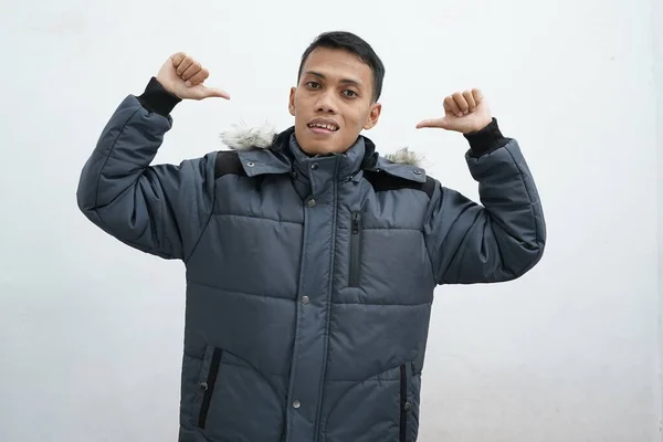 Pria Asia Memakai Jaket Musim Dingin Atas Latar Belakang Putih — Stok Foto