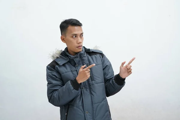 Homme Asiatique Portant Une Veste Hiver Sur Fond Blanc Isolé — Photo