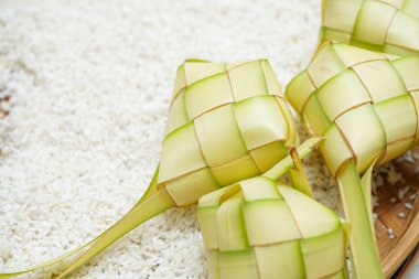 Pirinç ve ketupun bileşimi Endonezyalı Müslümanlar için geleneksel bir yemektir..