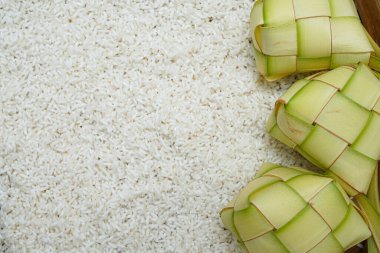 Pirinç ve ketupun bileşimi Endonezyalı Müslümanlar için geleneksel bir yemektir..