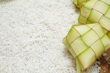 Pirinç ve ketupun bileşimi Endonezyalı Müslümanlar için geleneksel bir yemektir..