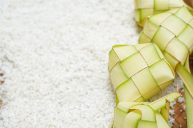 Pirinç ve ketupun bileşimi Endonezyalı Müslümanlar için geleneksel bir yemektir..