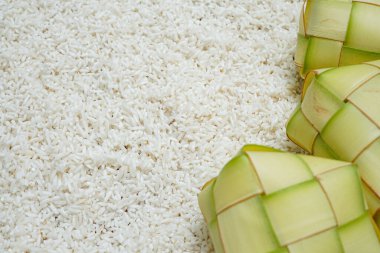 Pirinç ve ketupun bileşimi Endonezyalı Müslümanlar için geleneksel bir yemektir..