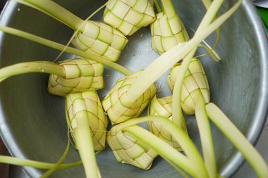Yapraklara sarılmış glutinous pilavı. Ketupat Palas olarak da bilinir. Endonezya 'daki Müslümanlar tarafından Kurban Bayramı' nda hizmet edildi..