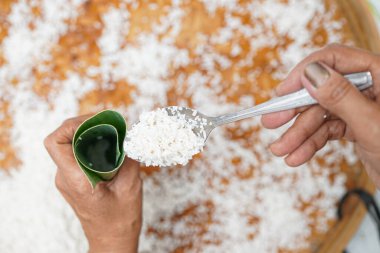 Geleneksel Endonezya yemekleri yapma süreci lontong ya da oncom pirinç ya da muz yapraklarına sarılmış sebzelerle dolu Lontong lezzetli.