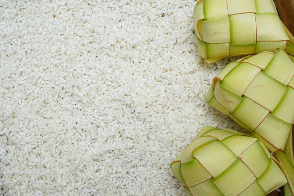 Pirinç ve ketupun bileşimi Endonezyalı Müslümanlar için geleneksel bir yemektir..