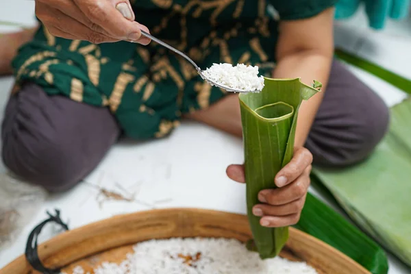 Geleneksel Endonezya yemekleri yapma süreci lontong ya da oncom pirinç ya da muz yapraklarına sarılmış sebzelerle dolu Lontong lezzetli.