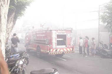 Gelen itfaiye araçları mobilya deposu yangınına hazır. : Yogyakarta, Endonezya - 12 Mayıs 2022