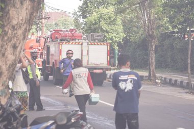 Gelen itfaiye araçları mobilya deposu yangınına hazır. : Yogyakarta, Endonezya - 12 Mayıs 2022