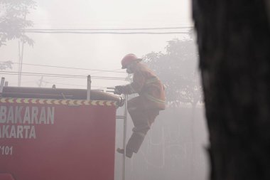 İtfaiyeciler beklemede ve mobilya deposundaki yangını söndürmeye çalışıyorlar. : Yogyakarta, Endonezya - 12 Mayıs 2022