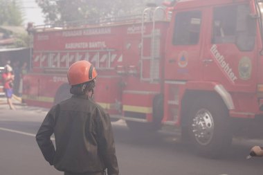 İtfaiyeciler yanan deponun etrafındaki alan koşullarını izliyorlar. : Yogyakarta, Endonezya - 12 Mayıs 2022