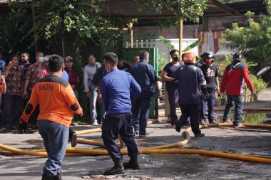 İtfaiyeciler beklemede kalıp mobilya deposundaki yangını söndürmeye çalışıyorlar. : Yogyakarta, Endonezya - 12 Mayıs 2022