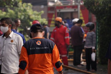 İtfaiyeciler beklemede kalıp mobilya deposundaki yangını söndürmeye çalışıyorlar. : Yogyakarta, Endonezya - 12 Mayıs 2022