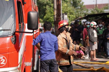 İtfaiyeciler beklemede ve mobilya deposundaki yangını söndürmeye çalışıyorlar. : Yogyakarta, Endonezya - 12 Mayıs 2022