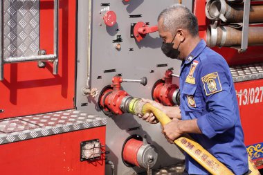 İtfaiyeciler beklemede ve mobilya deposundaki yangını söndürmeye çalışıyorlar. : Yogyakarta, Endonezya - 12 Mayıs 2022