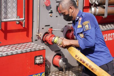 İtfaiyeciler beklemede ve mobilya deposundaki yangını söndürmeye çalışıyorlar. : Yogyakarta, Endonezya - 12 Mayıs 2022