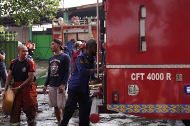 İtfaiyeciler beklemede ve mobilya deposundaki yangını söndürmeye çalışıyorlar. : Yogyakarta, Endonezya - 12 Mayıs 2022
