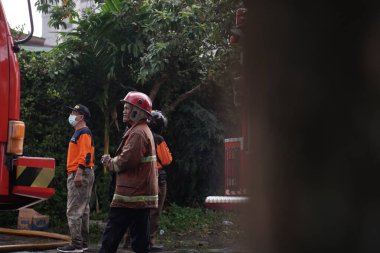 İtfaiyeciler beklemede kalıp mobilya deposundaki yangını söndürmeye çalışıyorlar. : Yogyakarta, Endonezya - 12 Mayıs 2022