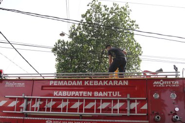 İtfaiyeciler beklemede ve mobilya deposundaki yangını söndürmeye çalışıyorlar. : Yogyakarta, Endonezya - 12 Mayıs 2022