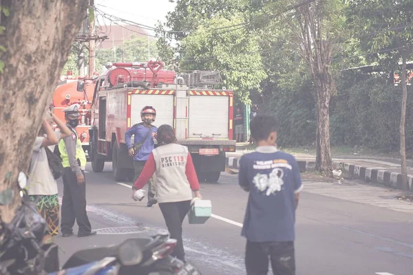 Gelen itfaiye araçları mobilya deposu yangınına hazır. : Yogyakarta, Endonezya - 12 Mayıs 2022