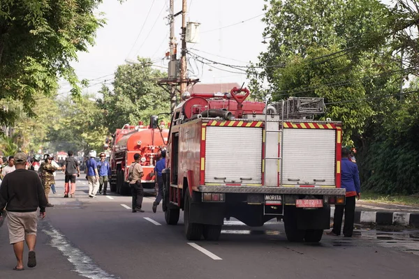 Brandweerwagens Die Komen Klaar Zijn Locatie Van Brand Het Meubelmagazijn — Stockfoto