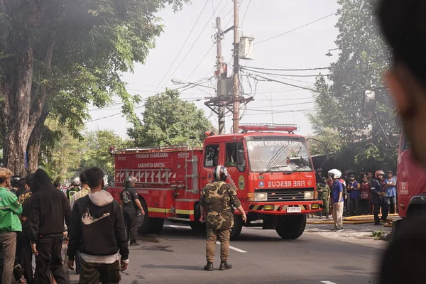 Caminhões Bombeiros Que Vêm Estão Prontos Para Estar Local Incêndio — Fotografia de Stock