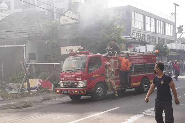 Gelen itfaiye araçları mobilya deposu yangınına hazır. : Yogyakarta, Endonezya - 12 Mayıs 2022