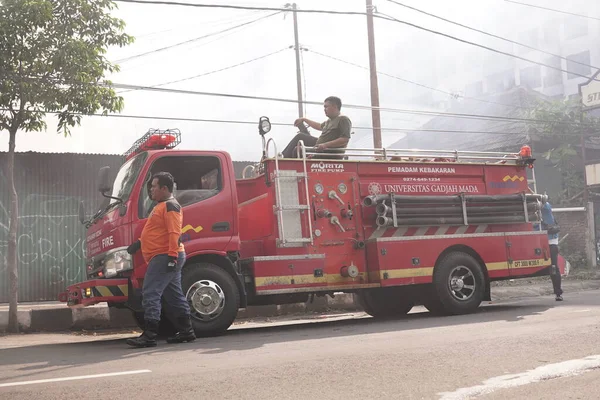 Gelen itfaiye araçları mobilya deposu yangınına hazır. : Yogyakarta, Endonezya - 12 Mayıs 2022