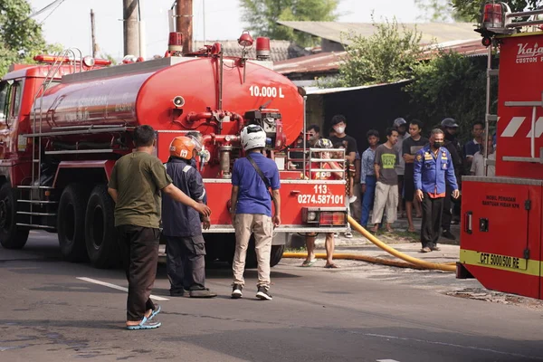 İtfaiyeciler beklemede ve mobilya deposundaki yangını söndürmeye çalışıyorlar. : Yogyakarta, Endonezya - 12 Mayıs 2022