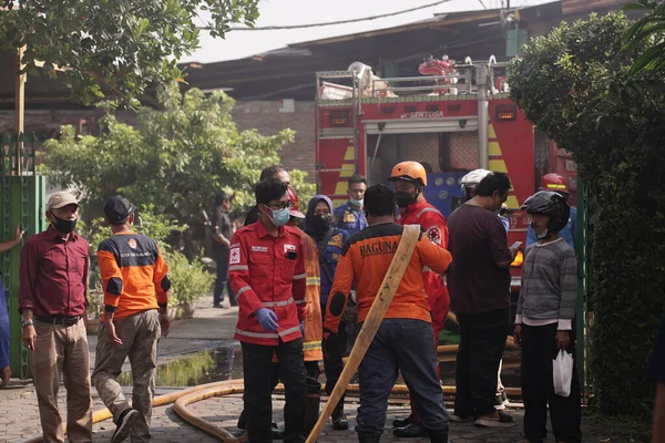 Firefighters Standby Trying Extinguish Fire Furniture Warehouse Fire Site Yogyakarta — Fotografia de Stock