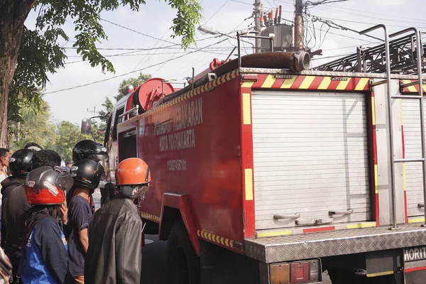 Bombeiros Estão Aguardar Tentar Extinguir Incêndio Local Armazém Móveis Yogyakarta — Fotografia de Stock