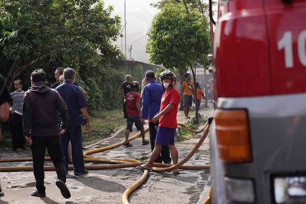Firefighters Standby Trying Extinguish Fire Furniture Warehouse Fire Site Yogyakarta — Foto de Stock