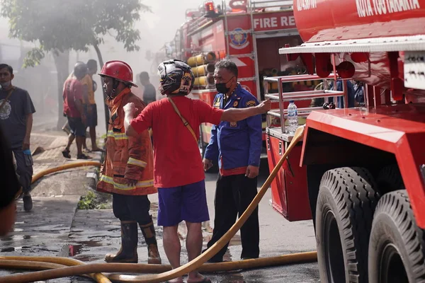Bombeiros Espera Tentando Extinguir Incêndio Local Incêndio Armazém Móveis Yogyakarta — Fotografia de Stock