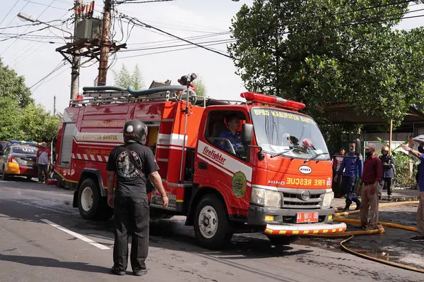 İtfaiye ekipleri beklemede ve mobilya deposundaki yangını söndürmeye çalışıyorlar. : Yogyakarta, Endonezya - 12 Mayıs 2022